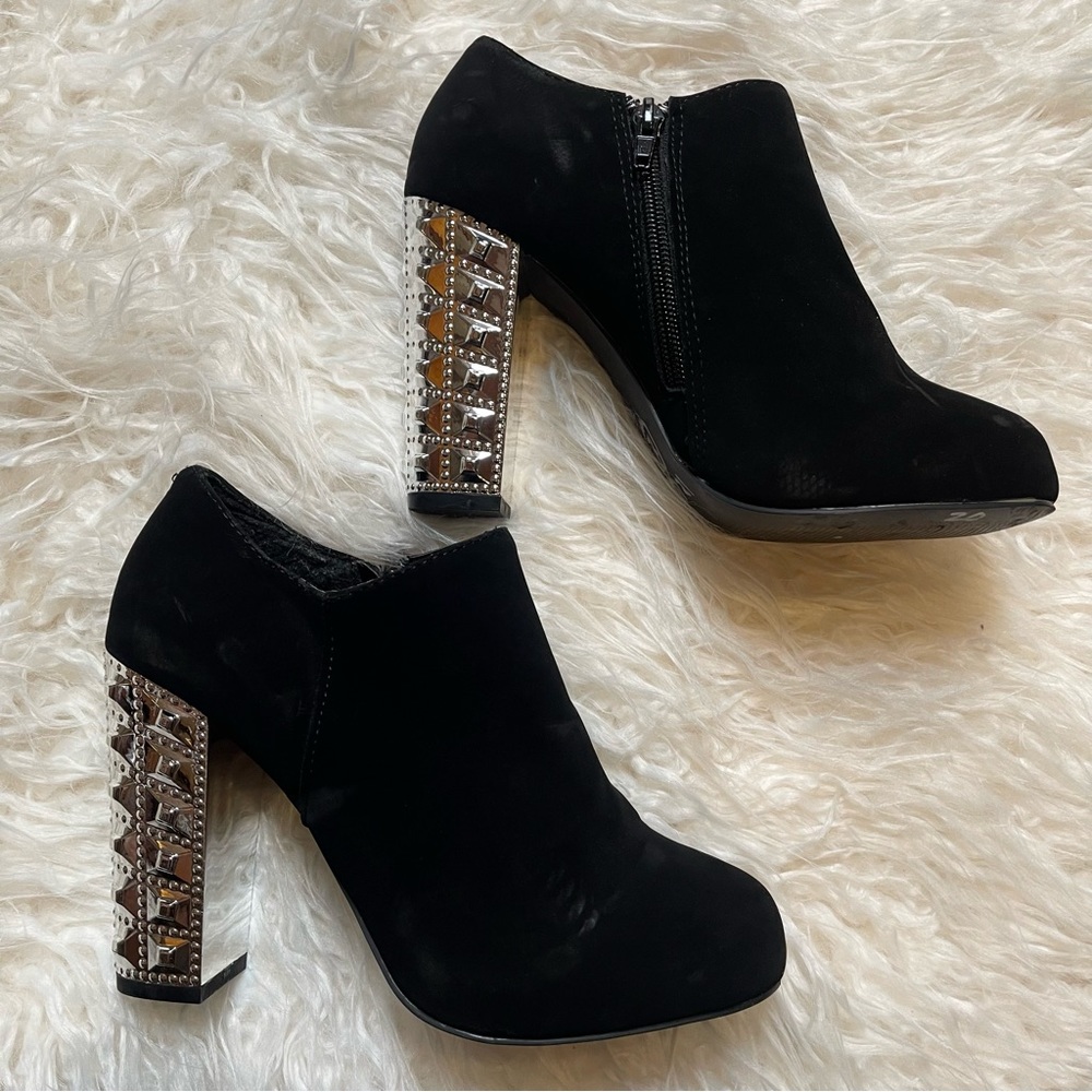 Me Too Ginny Chrome Metallic Silver Studded Heel Bootie Size 7